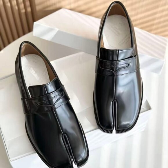 Maison Margiela Tabi Split-Toe Flat Loafers for Women - Picture 1 of 8